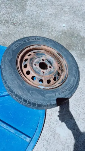 Caia + pneu aro 13 ford  em bom estado de uso 