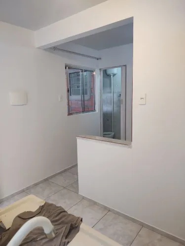 2 cômodos pequenos incluso água e luz para 1 pessoa não fumante.