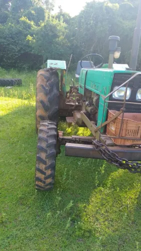 ? trator agrícola ano 83