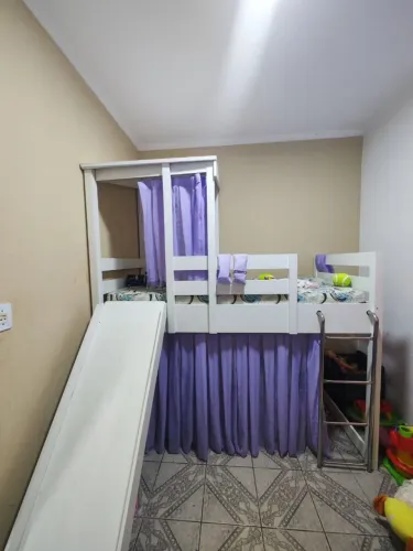 Cama com escorregador e escada 