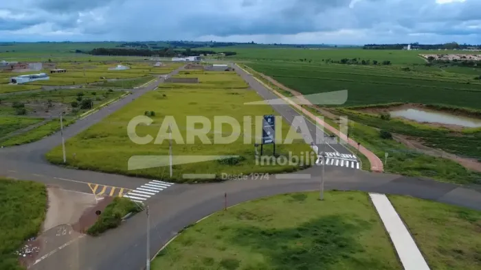 Bairro novo, área comercial próximo ao Campus II da USP.