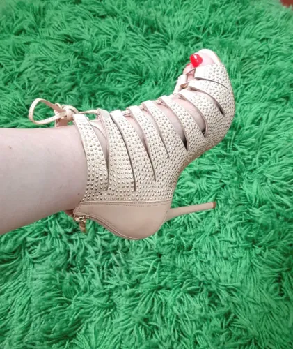 Bota fashion Ankle Boot Carmim nude cravejada de metal dourado tamanho 35