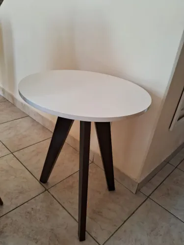 Mesinha de canto branca, redonda, pés na cor tabaco, 50cm de diâmetro e 60cm de altura