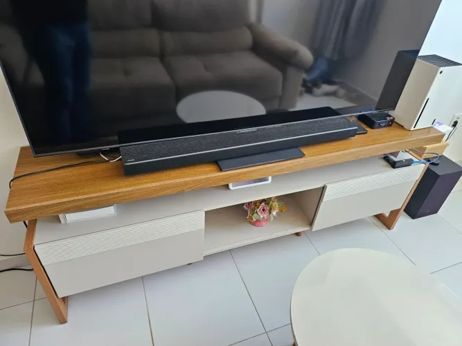 Rack para TV até 70" cor off white e natural - Línea