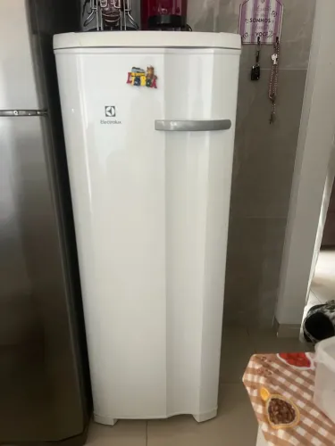 Freezer Eletrolux 197 litros semi novo