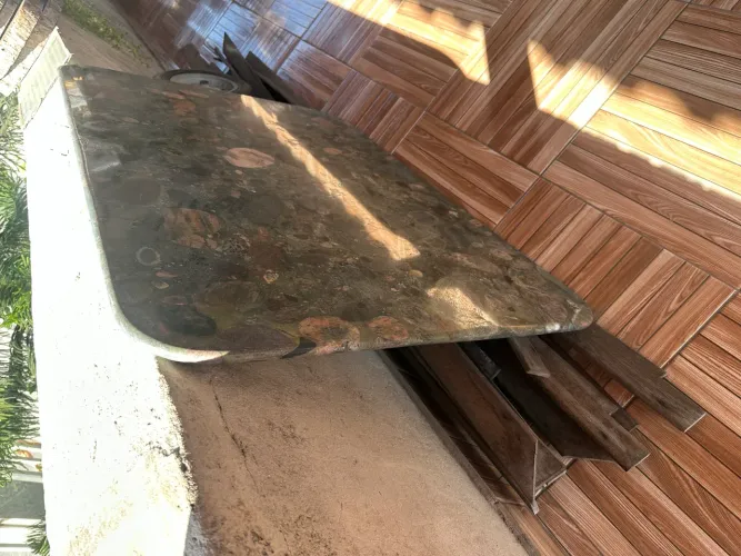 Mesa de pedra de mármore sem base e sem cadeiras