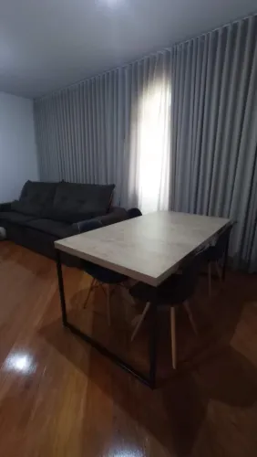 Sofá retrátil + mesa em MDF + 4 cadeiras