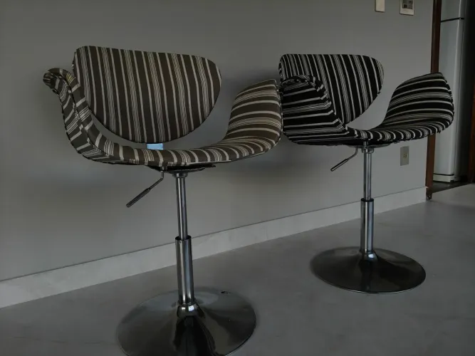 Par de cadeiras giratória estofadas com base cromada para sala de estar ou recepção