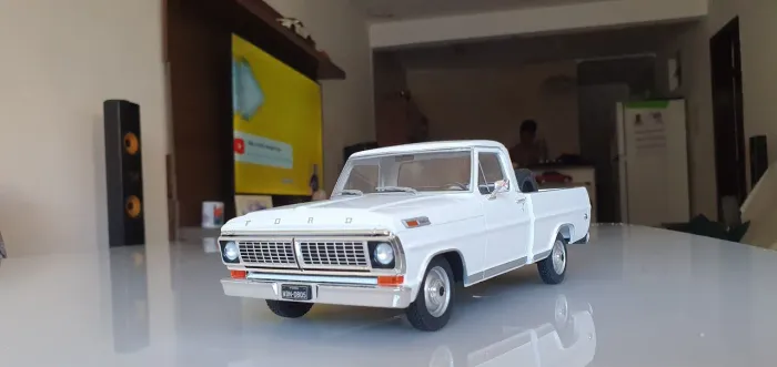 Miniatura nova na caixa ford f 100 Califórnia classics escala 1/24
