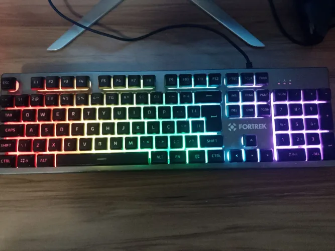 Teclado Gamer Fortrek RGB Semi Mecânico ABNT2 - Excelente Estado