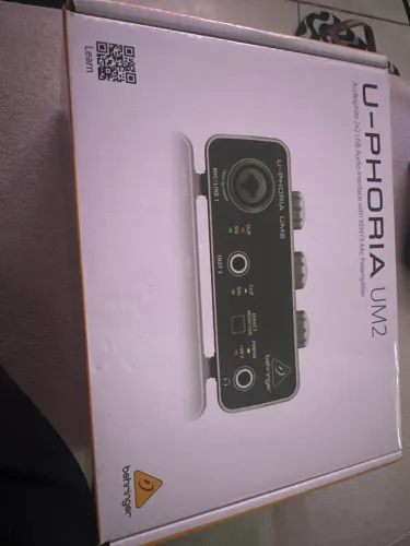 Behringer U-Phoria UM2 - Interface de Áudio USB