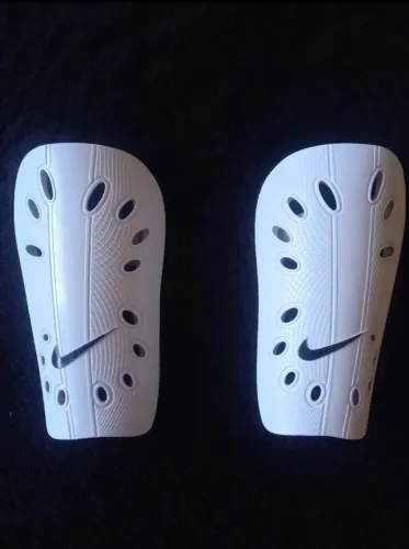 Caneleira de futebol nike