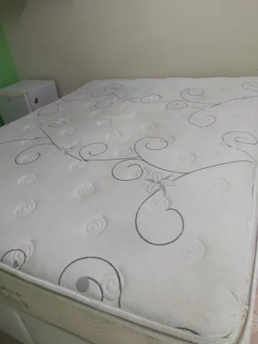 Cama de casal queen com colchão e box baú 