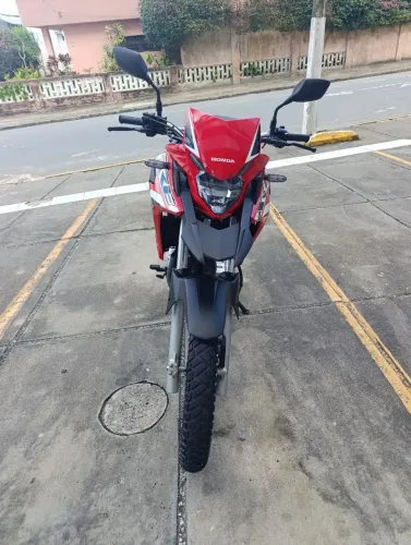 Xre 300 rally , com apenas 6 mil km .