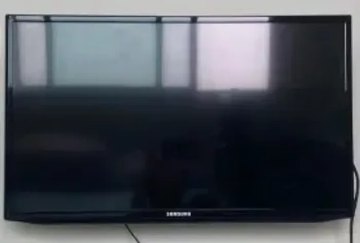 TV lCD Samsung UN32J4300AG Tela quebrada - Leia!