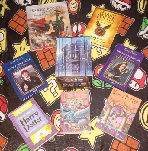 Lote Coleção Harry Potter- Box 7 Livros + Livro Ilustrado + Outros livros de HP + Brindes!