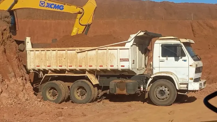 Aluguel de caminhão basculante traçado