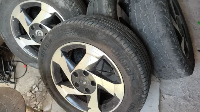 Vendo rodas 16 RENAULT DUSTER COM PNEUS MEIA VIDA