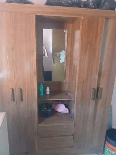 Vende-se, esta cômoda e este guarda roupa, 1000 reais, motivos vou embora!