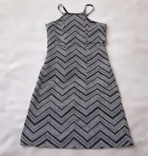 Vestido Preto e Branco Estampa Zig-Zag/ Chevron