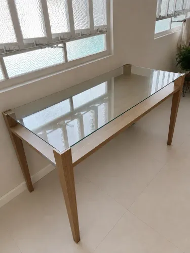 Mesa com tampo de vidro - Excelente para aparador ou exposição