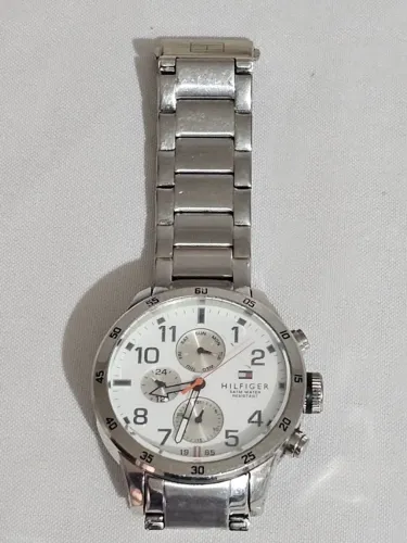 RELOGIO TOMMY HILFILGER MULTIFUNÇÃO FUNDO BRANCO MASCULINO PULSEIRA DE AÇO.