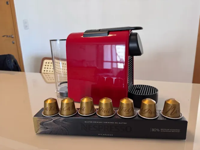 Cafeteira Nespresso Essenza Mini + cápsulas