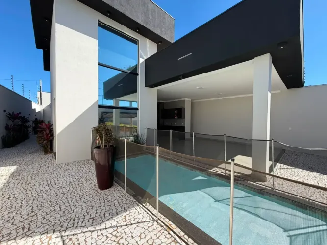 Casa à venda - 153m² - 3 quartos - 2 banheiros - lavabo- 4 vagas de garagem - Primo Menegh