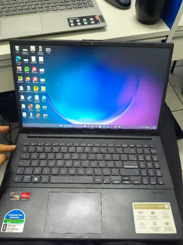 ASUS Vivobook Go 15 com processador AMD Ryzen 5 da série 7000 e gráficos Radeon.