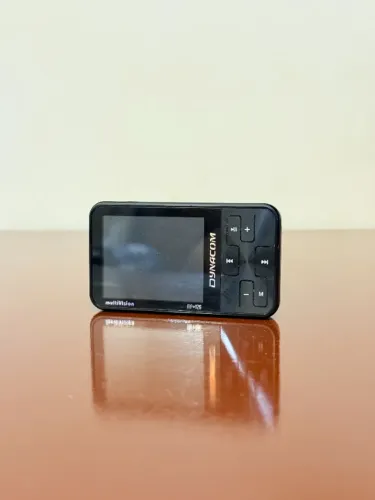 MP4 Dynacom MultiVision 2GB MV-2G com caixa original - Não liga (para reparo)