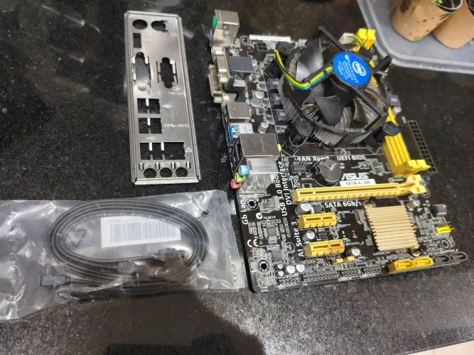 Kit Pc - Placa Mãe ASUS H81M - Processador i3 4170 LGA 1150 DDR3 - Cooler box Intel