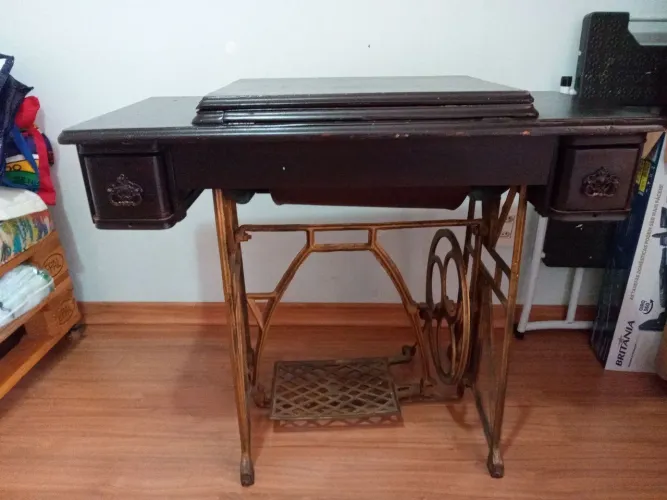 Vendo móvel de máquina de costura antigo. Madeira de lei,pés de ferro. Somente o móvel.