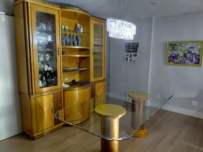 2 Moveis mesa e Armário