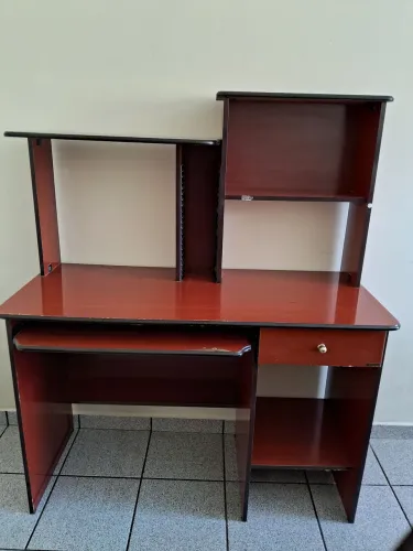 Vende-se escrivaninha