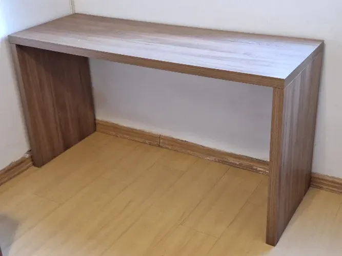 Mesa simples de apoio para trabalho ou computador.