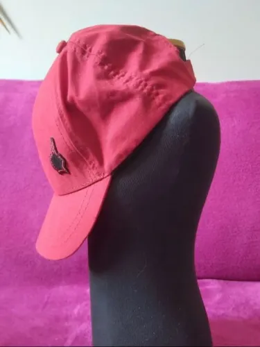Bone vermelho com velcro