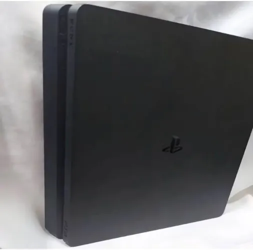 Ps4 com 2 controles e carregador compartilhado, vem com 1 jogo original.