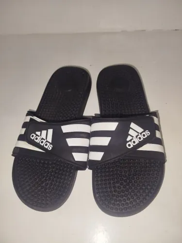 Chinelo Adidassage