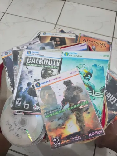 Colecao de cds roons, com jogos, sistemas e aplicados para Windows. Vários títulos. Chama
