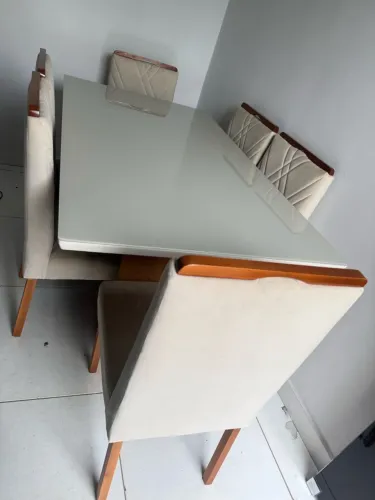 Mesa com 6 cadeiras