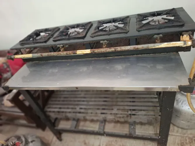 Vendo fogão industrial mais mesa em inox por 800 reais