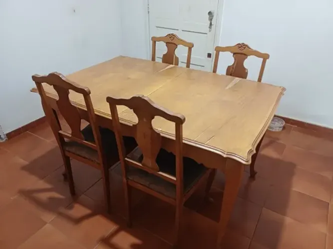 Oportunidade: Conjunto Mesa de Jantar + 6 Cadeiras em Madeira Maciça (Para Restauro)