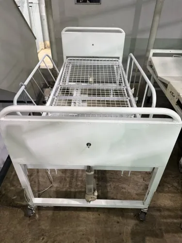 Cama hospitalar motorizada