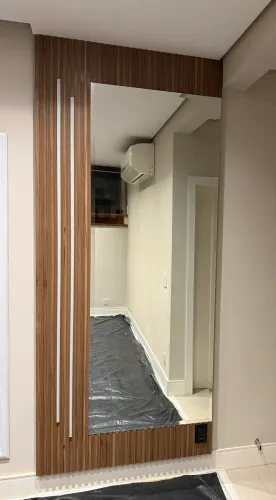Painel ripado com Espelho - 2,5 m