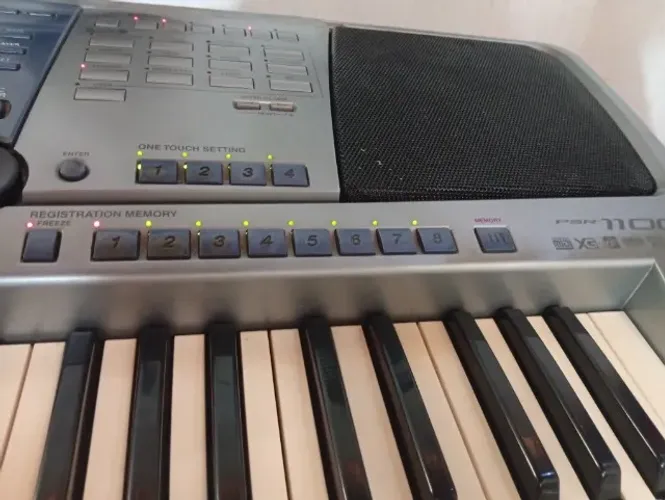 Teclado Yamaha psr1100