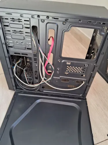 Gabinete ATX espaçoso