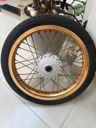 Vendo par de rodas Honda Dream + pneus usados