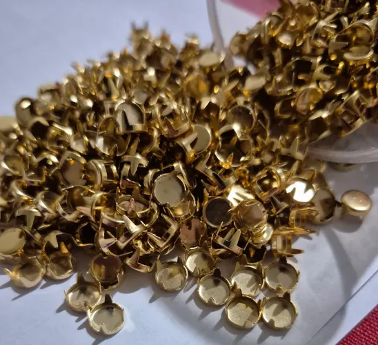 50 un tacha cravo redondo / grampo dourado