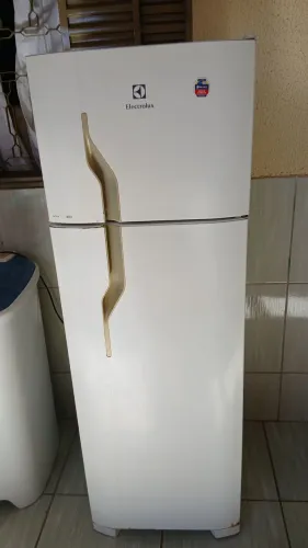 Vende-se geladeira chama no Zap: *