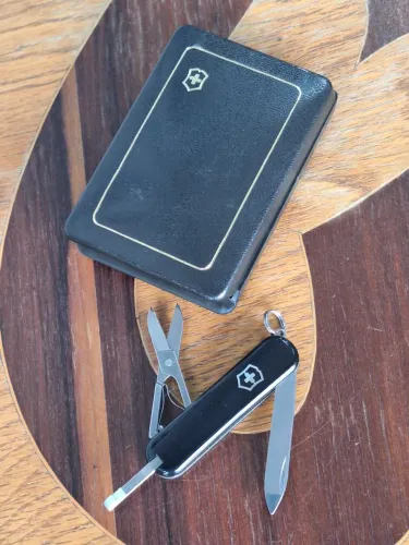 Canivete Victorinox Classic SD/Gold Preto